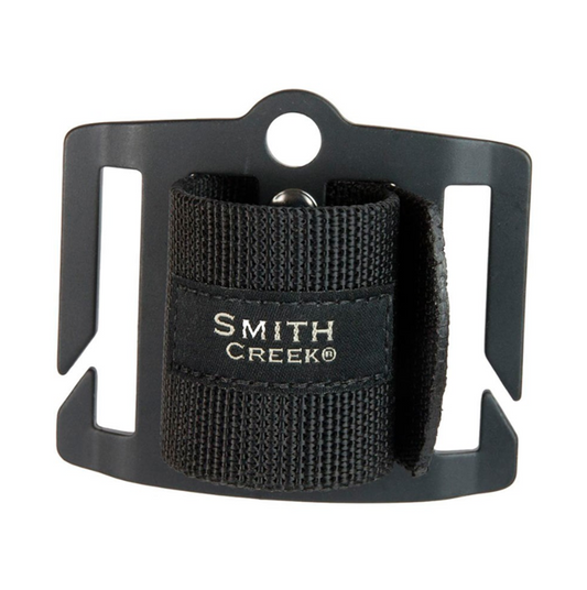 Fondina Smith Creek Net Holster™ nera montata su una cintura, progettata per tenere un guadino da pesca.