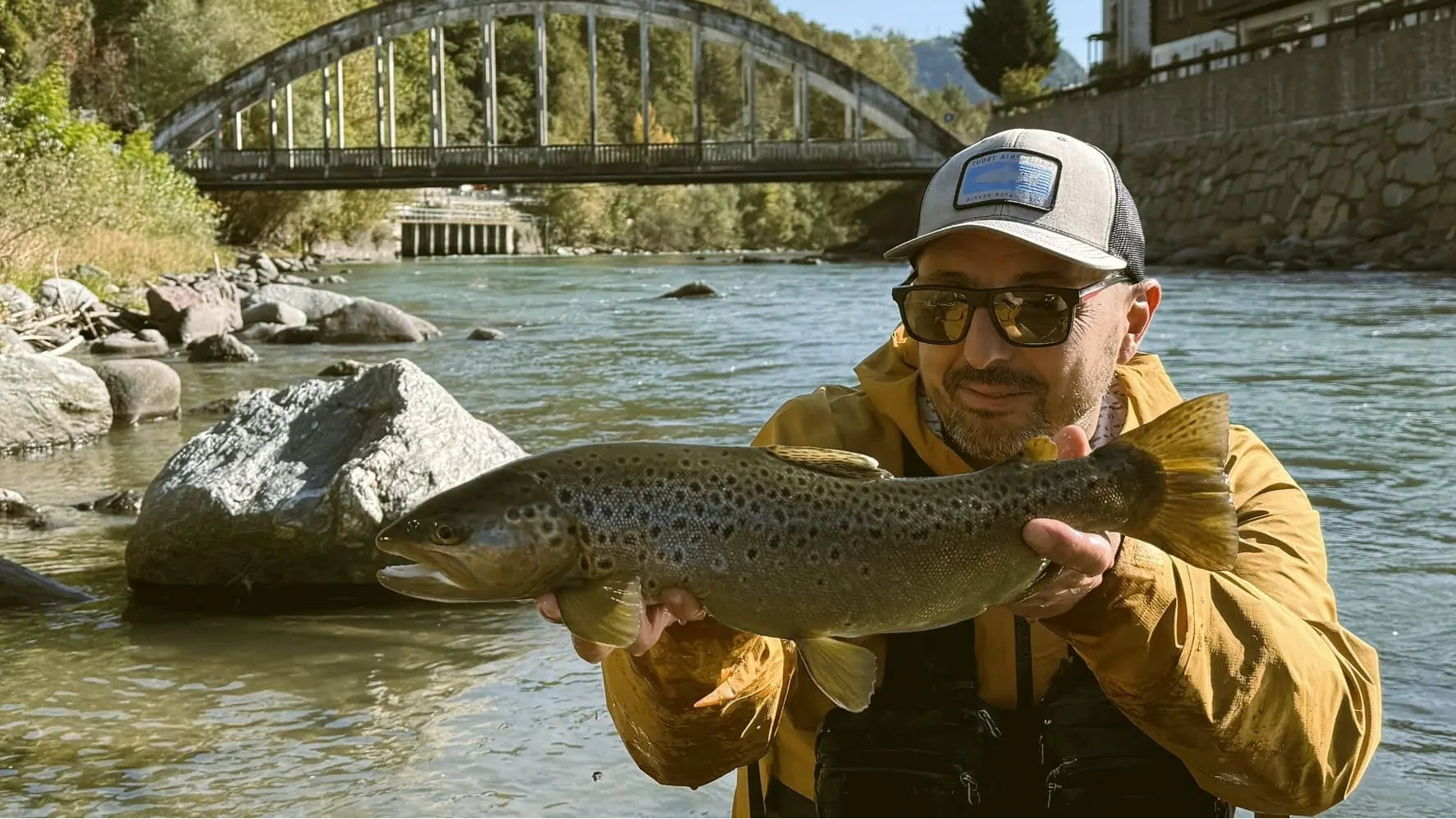 Diego Riggi, fondatore di Moscatzetze Fly Shop, con una grossa trota catturata a mosca nelle Dolomiti.