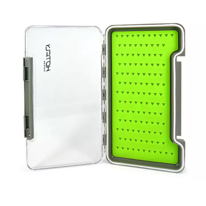 fly box silicompetition nymph in silicone trasparente con 121 tagli, aperta e contenente piccole ninfe.