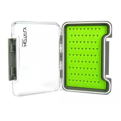 fly box silicompetition nymph in silicone trasparente con 74 tagli, aperta e contenente piccole ninfe.