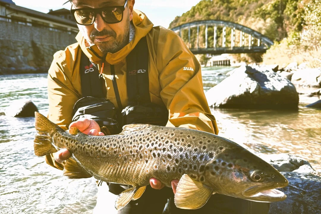 Diego Riggi con una Trota Marmorata catturata a mosca nelle Dolomiti utilizzando gli artificiali dello shop Moscatzetze.