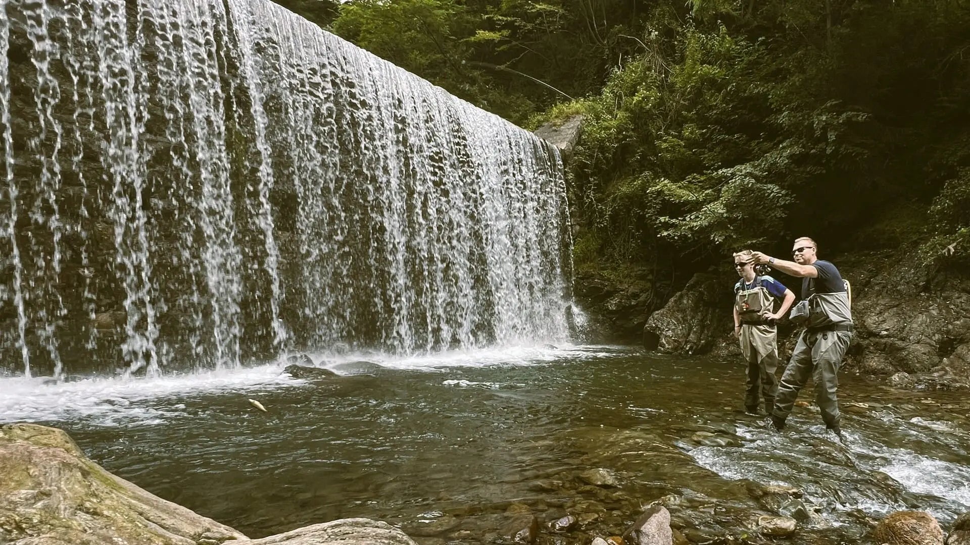 Azione di pesca a mosca in torrente con ninfe e artificiali dello shop Moscatzetze.