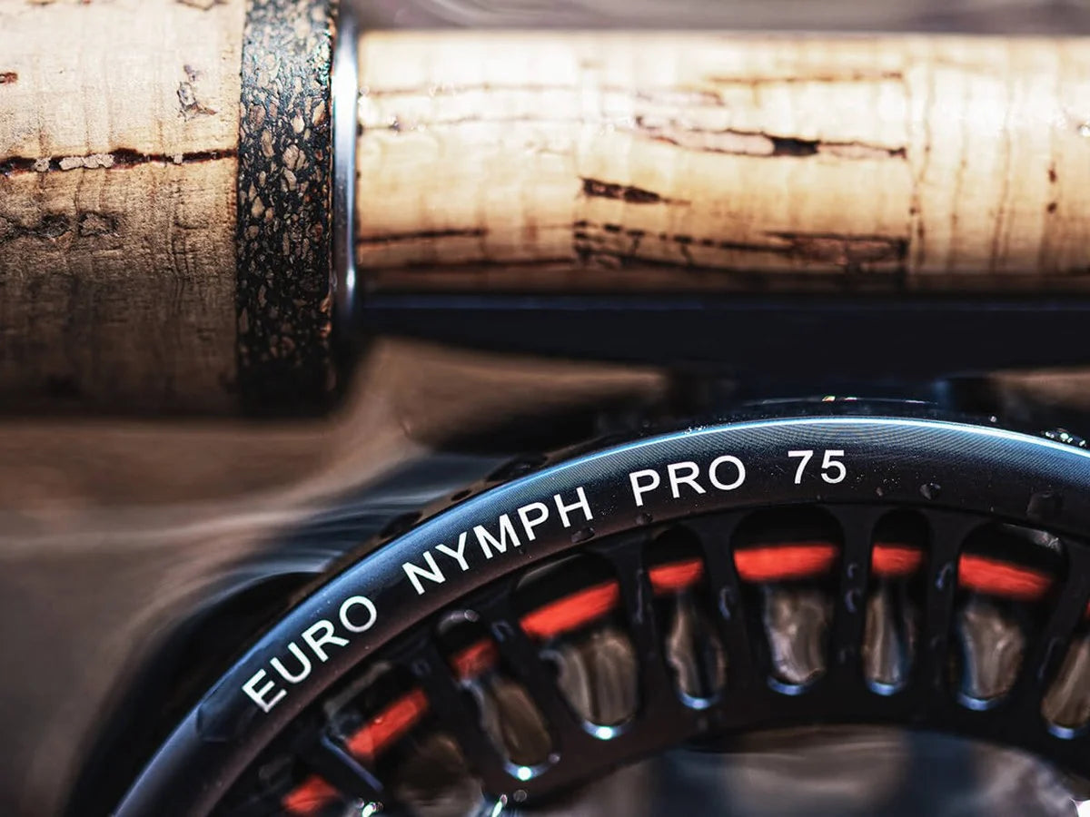 Dettaglio del mulinello Euro Nymph Pro 75 con design Large Arbor. Attrezzatura top di gamma per la pesca a ninfa moderna selezionata da Moscatzetze.